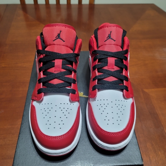 Women Jordan Low 1 Bulls - Picture 3 of 5